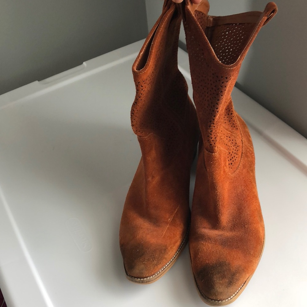 BCBG size 8.5 chestnut boots